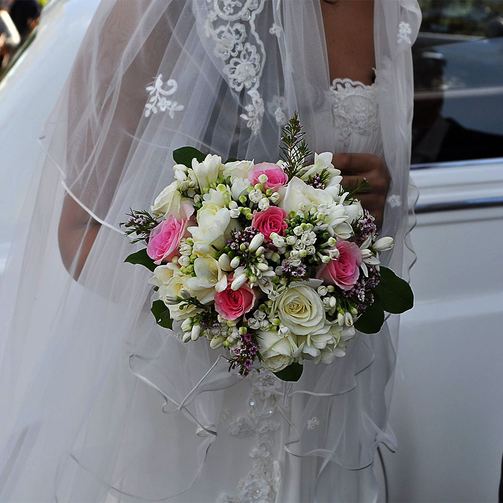 Meraviglioso Bouquet da Sposa con Rose Rosa e fiori Bianchi